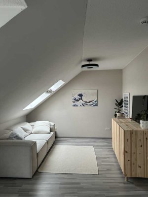 Helle Dachgeschosswohnung mit Kochinsel (Nachmieter gesucht)