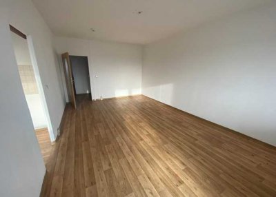 Große 2-Raum-Wohnung mit Südbalkon - sofort einziehen