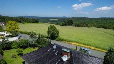 Ruhige Feldrandlage + Herrlicher Taunusblick! - Charmantes Einfamilienhaus im Bungalow-Stil