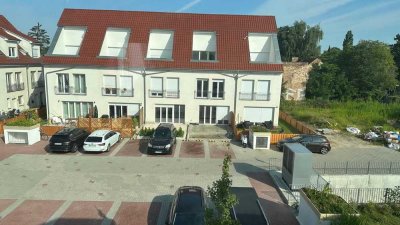 Neues modernes Reihenhaus mit EBK, Teilmöbliert, Dachterrasse und TG gern an WG zu Vermieten