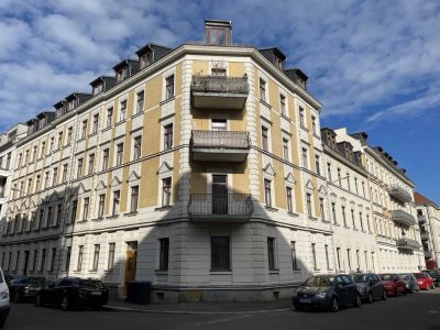 Großzügige 2-Zimmerwohnung mit Wintergarten in sanierten Jugendstilhaus