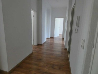 Geräumige sehr helle 4 Zimmer Wohnung ab sofort frei