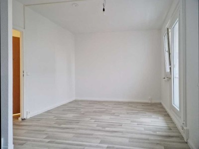 **WOHLFÜHLOASE** 4-Zimmer-Wohnung // Bad +Wanne  // Balkon // ab sofort