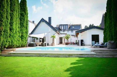 Luxuriöse Mehrgenerationen-Villa mit Infinity-Pool, zwei Außenterrassen und großzügigem Garten