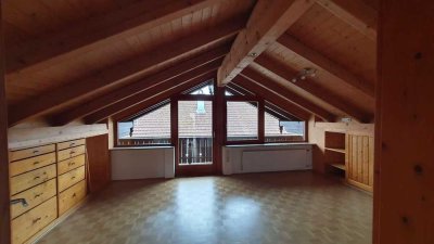 Attraktive 2-Zimmer-Dachgeschosswohnung mit Balkon und Einbauküche in Kirchanschöring