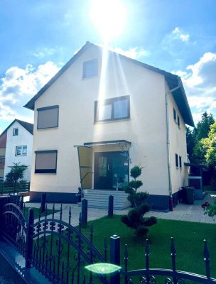 Stilvolles, geräumiges und modernisiertes 6-Zimmer-Haus in Lampertheim