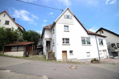 POTENZIAL TRIFFT AUF KREATIVITÄT: Renovierungsbedürftige Doppelhaushälfte mit Garten und Garage.