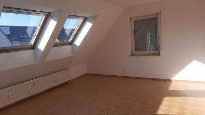 Stilvolle, gepflegte 2,5-Raum-DG-Wohnung mit geh. Innenausstattung mit Balkon in Metzingen