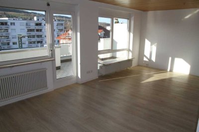 Gepflegte 2-Zimmer-Dachgeschosswohnung mit 1 Balkon, 1 Terrasse und EBK in Lörrach Stetten