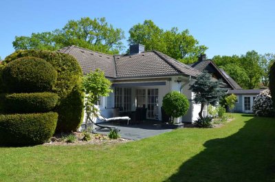 Exklusiv: Traumhafter Bungalow mit Nebengebäude in ruhiger und idyllischer Lage