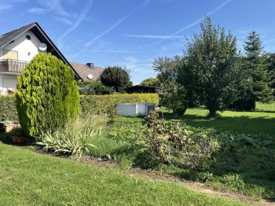 Zweifamilienhaus inkl. Baugrundstück in ruhiger Lage nahe des Felds