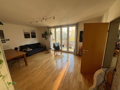 Helle 2.5 Zimmer Wohnung mit großem Balkon