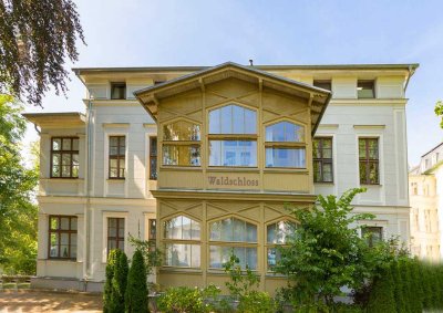 Moderne Dachgeschoss-Wohnung mit Weitblick in sanierter Villa im Herzen von Heringsdorf - WE 7