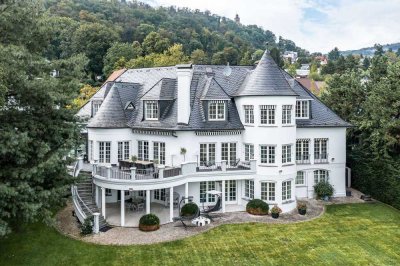 Ein traumhaftes Anwesen im Stil eines französischen Châteaus mit Pool, Sauna, großem Garten u. v. m.