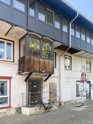 * Auf den Höfen * Individuelle Dachgeschosswohnung mit Kamin, Einbauküche und Balkon