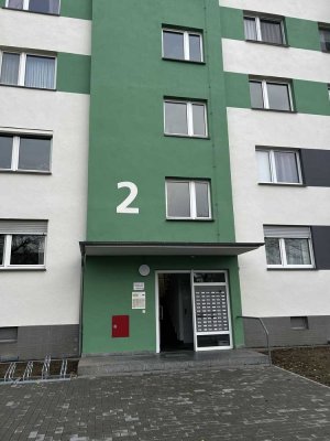 Modernisierte 2-Raum-Wohnung mit Balkon und Einbauküche in Maintal