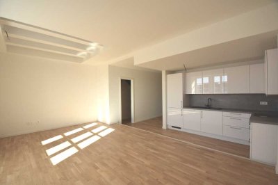 große, moderne Galerie Wohnung 
sanierter Altbau, Einbauküche, 
schickes Badezimmer
Keller, Tiefg