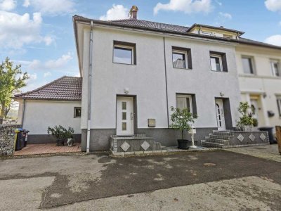 Zweifamilienhaus mit tollem Garten, Garage und Stellplatz