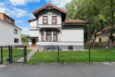 Bremen-Blumenthal: Historische Stadtvilla mit Nebengebäude, Garage und großem Carport in guter Lage