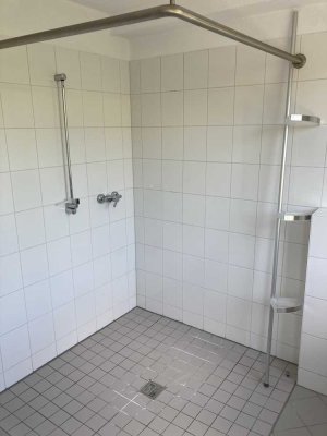 Behindertengerechte 2-Raum-Wohnung mit Dusche, Balkon und Aufzug in der Innenstadt zu vergeben.