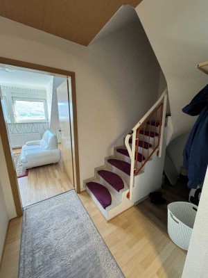 Geräumige 4,5-Zimmer-Wohnung über zwei Etagen mit Balkon, Gartenanteil und Garage in ruhiger Lage