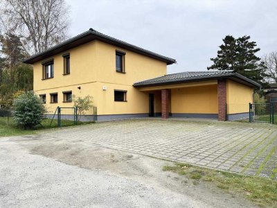 Modernes Wohnhaus mit Dachterrasse und Wellnessraum