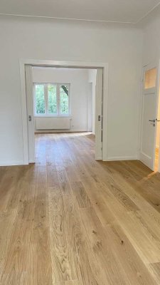 Großzügig, außergewöhnlich und komplett saniert;   7-Zimmer-Maisonette-Wohnung zu vermieten!