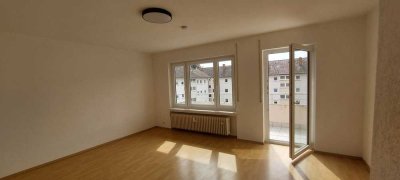 Stilvolle, gepflegte 1,5-Zimmer-Wohnung mit Balkon und EBK in Singen (Hohentwiel)