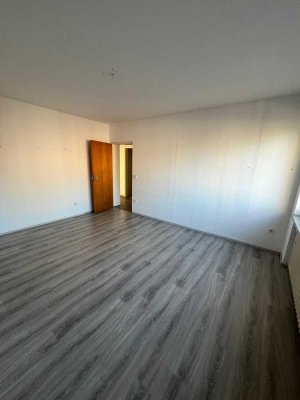 Erstbezug nach Sanierung mit Balkon: Freundliche 4-Zimmer-Wohnung in Dinslaken