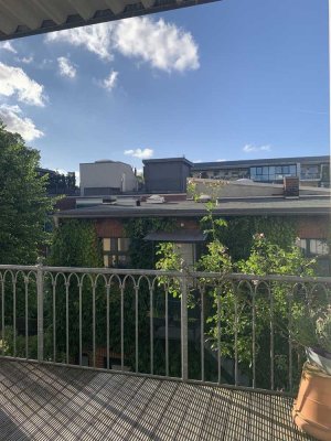 Schöne Altbauwohnung mit Balkon auf der Uhlenhorst