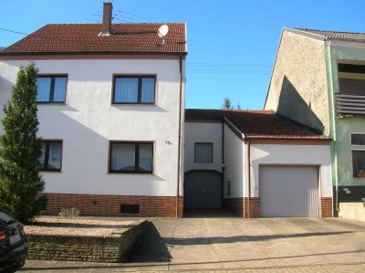 Ein- bis Zweifamilienhaus mit großem Garten in ruhiger Umgebung