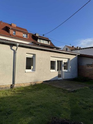 Erstbezug nach Renovierung: freistehender kleiner Bungalow mit Garage und Garten