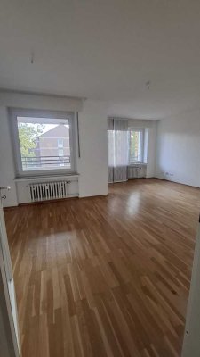 2 Zimmer Wohnung mit großem Wohnzimmer und überdachten Balkon