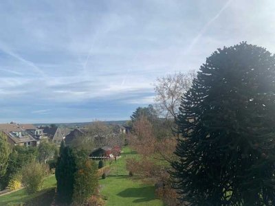 Großzügiges Erdgeschoß mit Weitblick, Terrasse und Garten