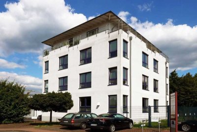 Ganz Oben-mit großer Dachterrasse. Geräumige Penthauswohnung im Gewerbegebiet.