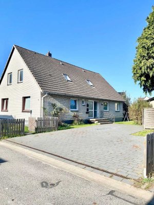 Großes freistehendes Einfamilienhaus mit Einliegerwohnung, Keller und Garten