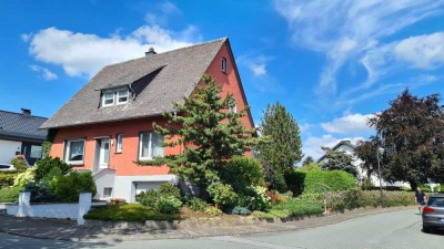 Gepflegtes, freistehendes Wohnhaus mit Wintergarten und Garagen