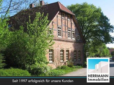 Historisches Einfamilienhaus in dörflicher Hofanlage