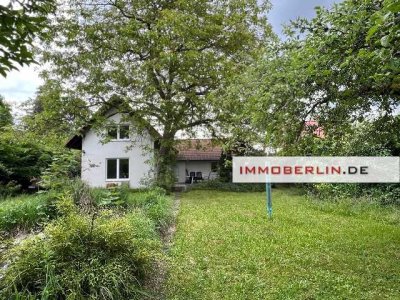 IMMOBERLIN.DE - Individuell gebautes Einfamilienhaus mit Südwestterrasse und großer Gartenidylle