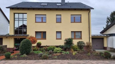 ~~ GEPFLEGTE DREI ZIMMER WOHNUNG MIT BALKON, GARAGE UND KELLERRAUM SUCHT RUHIGE MIETER ~~