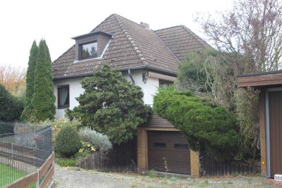 Einfamilienhaus mit großzügigen Garten und zwei Garagen