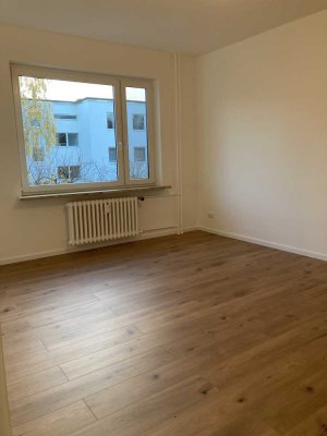 Schöne Wohnung im Grünen | 3 Zimmer mit Balkon | Nur Wenige Schritte zum Britzer Garten