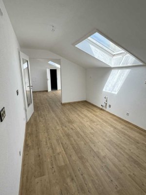 Erstbezug nach Sanierung mit Balkon: Schöne 3-Raum-Dachgeschosswohnung mit geh. Innenausstattung