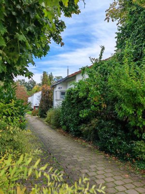 Schöne 3,5-Zimmer-DG-Wohnung mit Terrasse, Balkon und EBK in Reutlingen