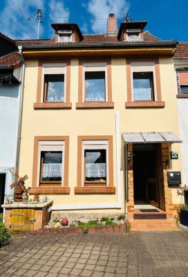 Einfamilienhaus mit Nebengebäude und großem Grundstück in Desloch