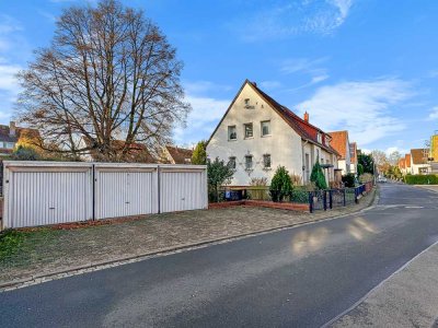 Charmante Doppelhaushälfte mit großem Garten, Garagen und viel Potenzial