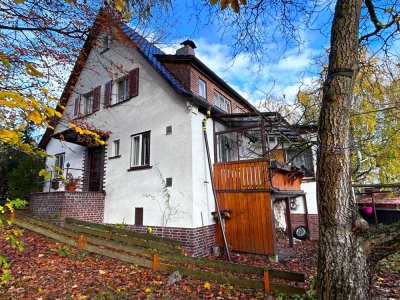 Zentrales Einfamilienhaus in Sonneberg! Weitere angrenzende Grundstücke stehen auch zum Verkauf!