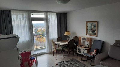 2-Zimmer-Wohnung mit Skylineblick / wird frisch renoviert