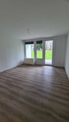 Erstbezug nach Sanierung mit Balkon und Einbauküche: Exklusive 2-Raum-EG-Wohnung in Ulm