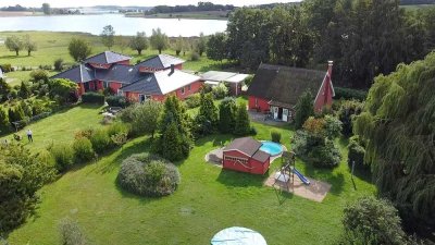 Ferienhaus mit Swimmingpool und Wasserblick!